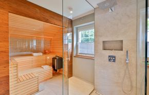 Badezimmer mit Dusche und Sauna